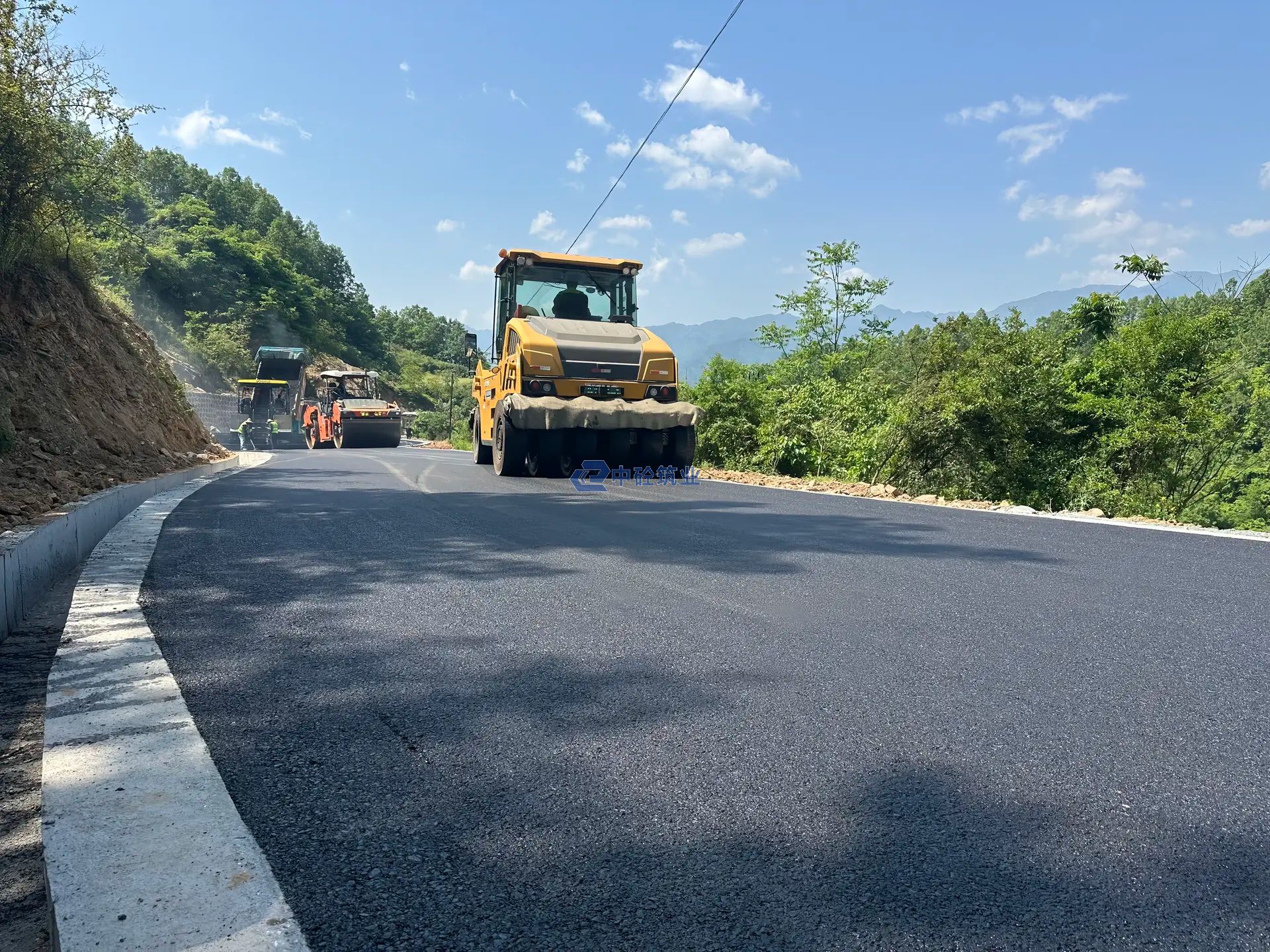 西安沥青路面施工公司——中砼筑业让城市更加安全、更加美丽(图3) IMG_19314.jpg