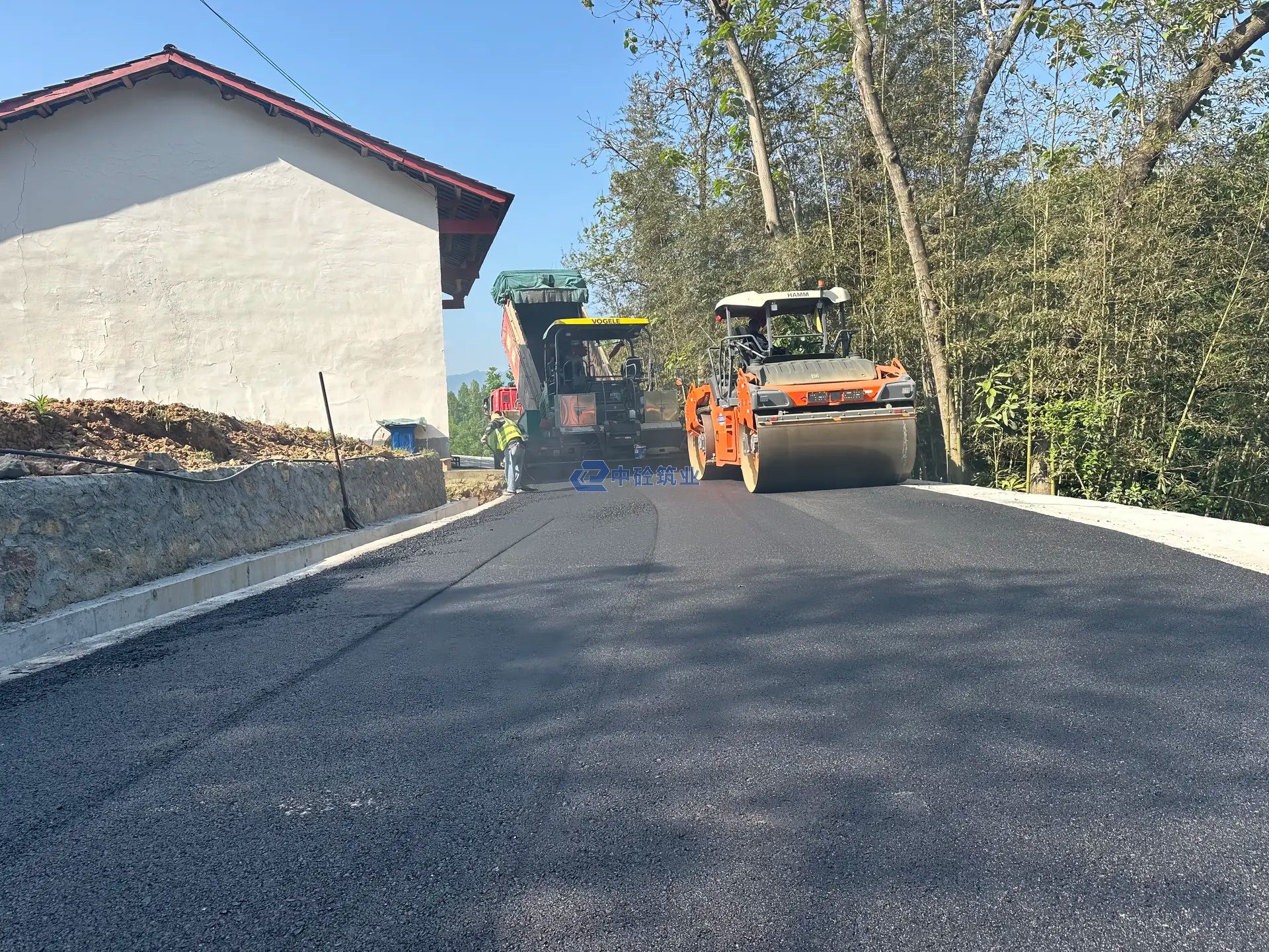 西安沥青路面施工公司——中砼筑业让城市更加安全、更加美丽(图5) IMG_19325.jpg