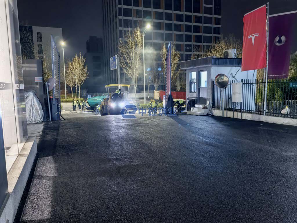 夜间匠心筑品质:西安航天城特斯拉4S店门口沥青路面摊铺工程纪实(图1) IMG_20260325_225559.jpg