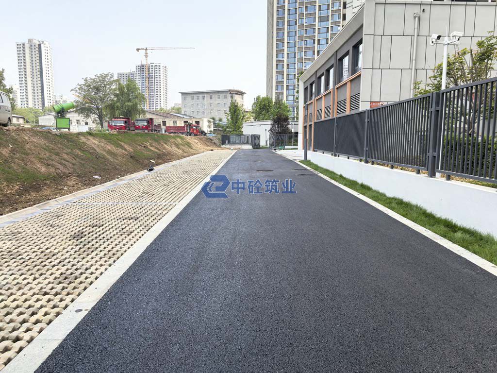 精工细作,与石齐平:西安灞桥区霸业云阶小区门前景观道路沥青摊铺工程纪实(图1) IMG_20260424_094604.jpg