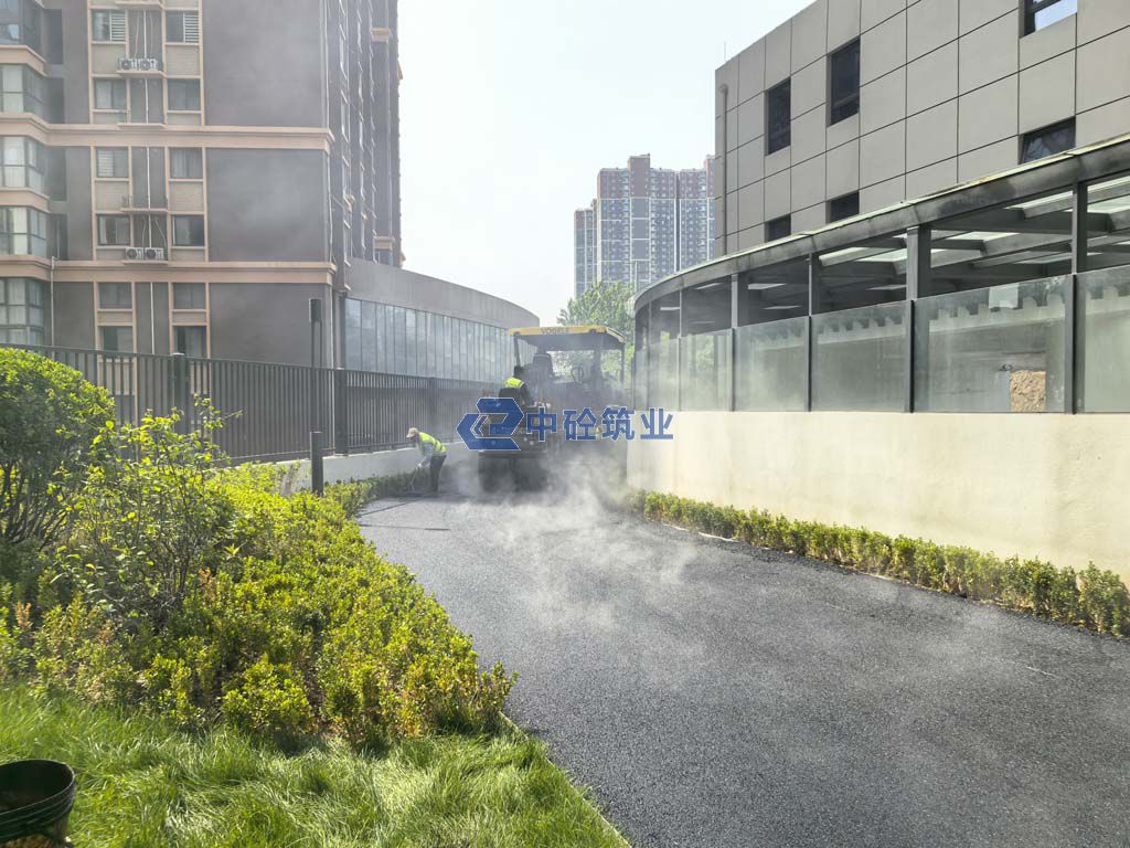 精工细作,与石齐平:西安灞桥区霸业云阶小区门前景观道路沥青摊铺工程纪实(图2) IMG_20260424_104447.jpg