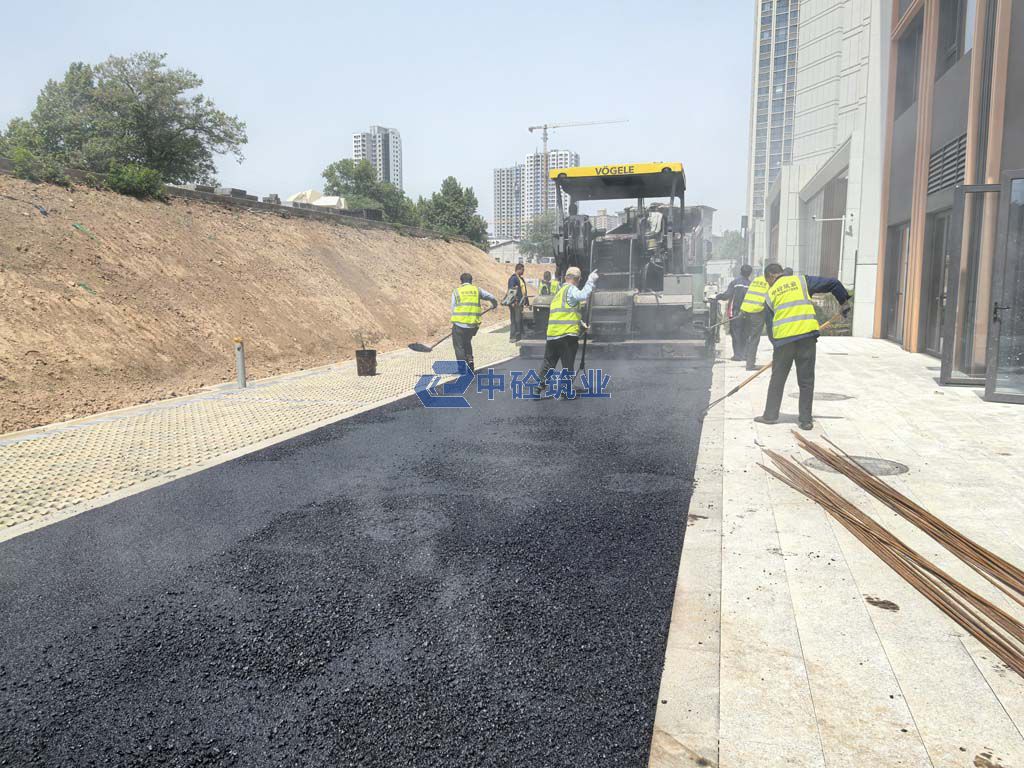 精工细作,与石齐平:西安灞桥区霸业云阶小区门前景观道路沥青摊铺工程纪实(图3) IMG_20260424_122837.jpg