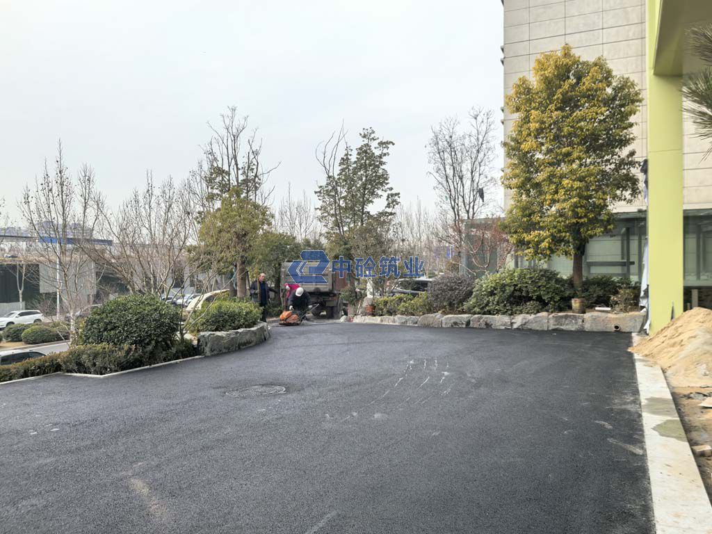 西安沥青路面摊铺必看!3大要点助你选对施工团队(图1) 西安沥青路面摊铺必看!3大要点助你选对施工团队(图1)