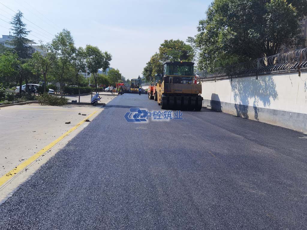西安白改黑沥青道路施工验收标准,这5点现场实拍告诉你(图1) 配图