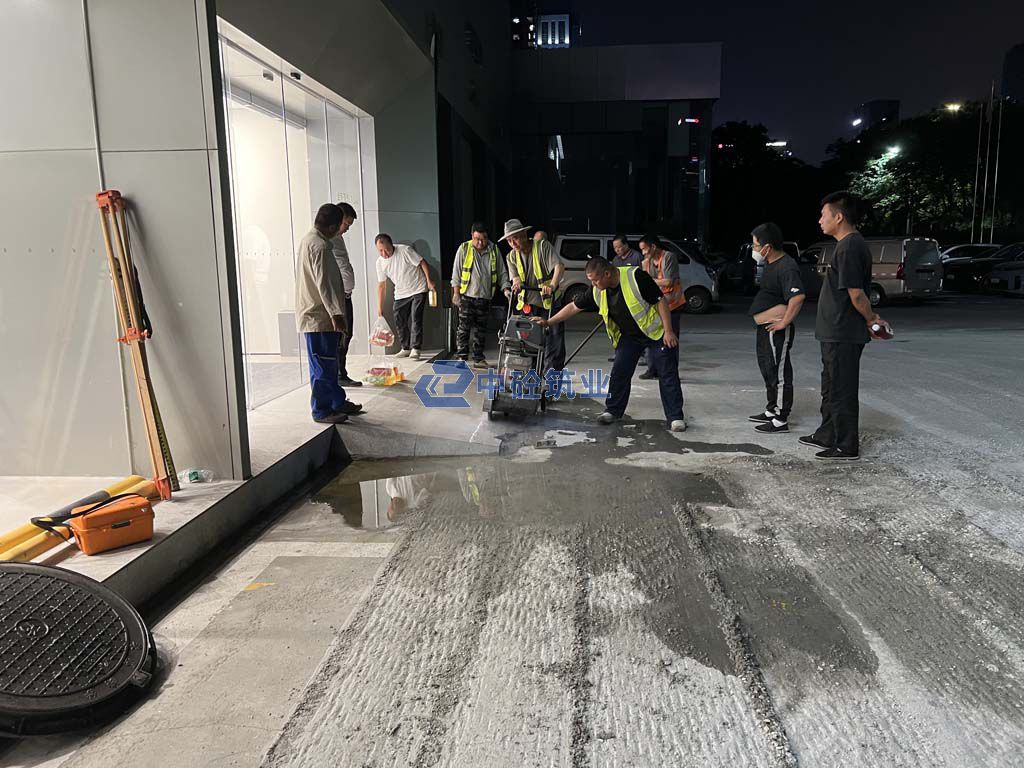 精工细作,旧貌焕新:西安市高新区理想零售中心水泥路面拉毛加摊铺沥青工程纪实(图3) 2026-07-06 213932.jpg